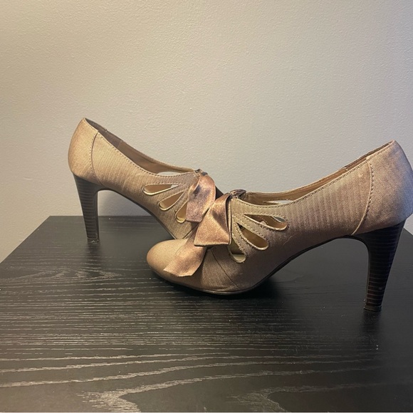 Ann Marino Women’s Dress Shoes 9M Heels Brown Satin Bow Cutouts Retro Academia - Picture 3 of 13